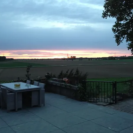 Op De Brabantse Wal Bed & Breakfast Halsteren