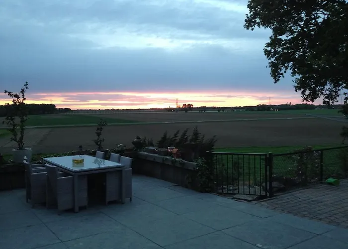 Op De Brabantse Wal Bed & Breakfast Halsteren